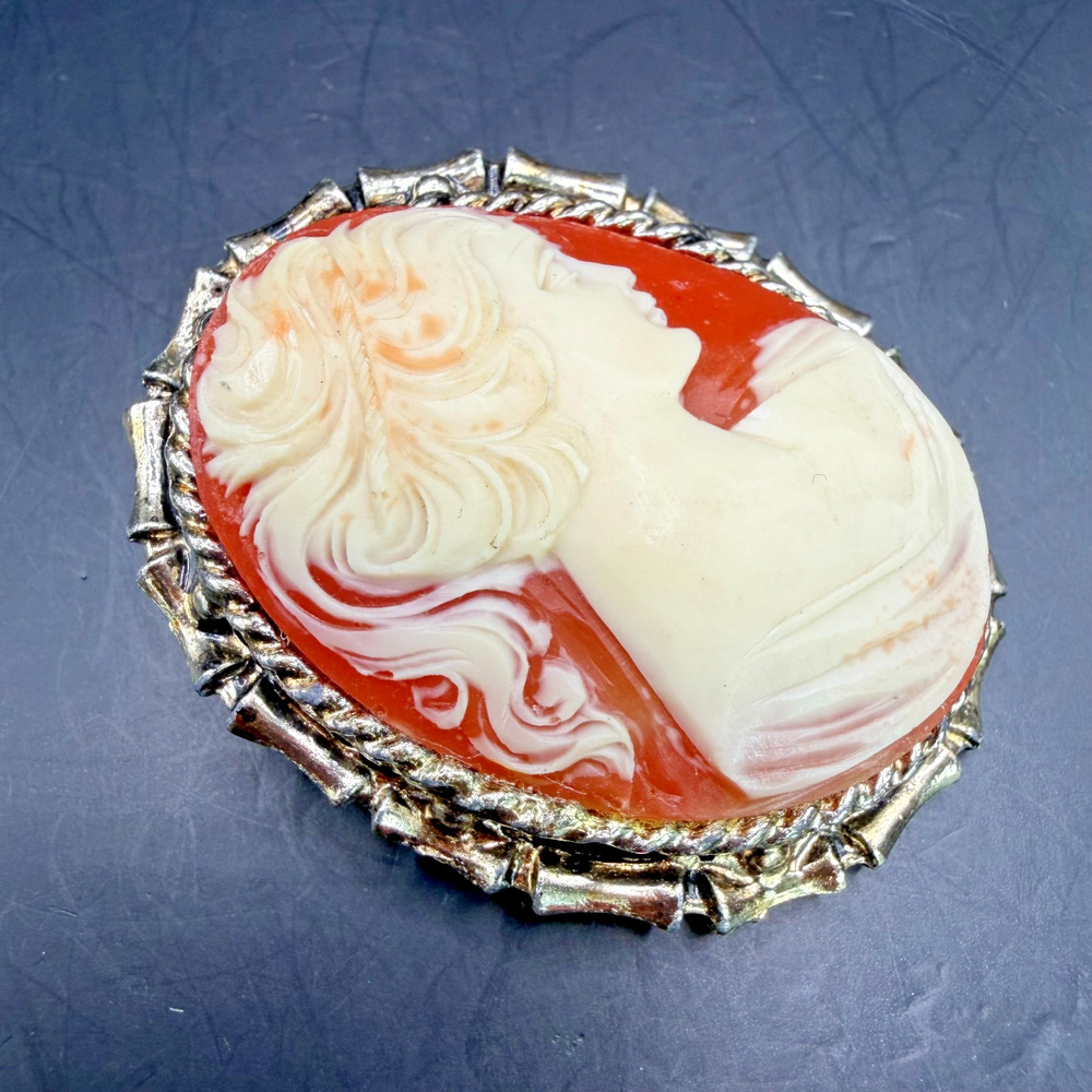 Vintage Cameo Brooch Red White Lady Profile Gold Tone Detailed Victorian Style - Picture 3 of 7